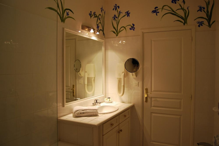 Bathroom 3, Biney, Aveyron