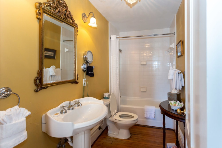 Bathroom 3, Kehoe House, Chatham