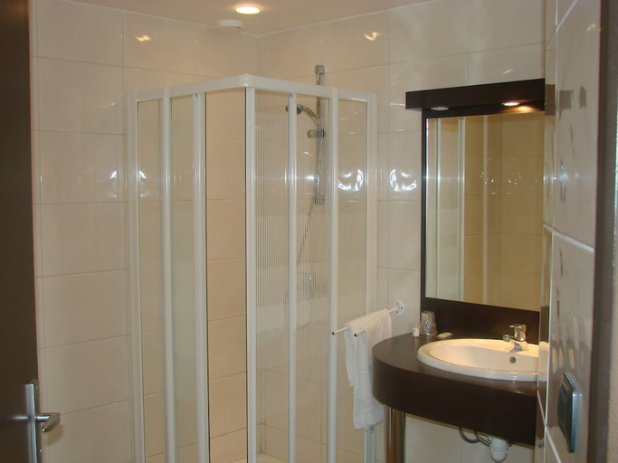 Bathroom, Hotel authentic by balladins Rodez / Le Ségala, Aveyron