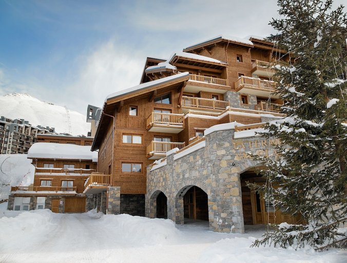 Exterior & Views