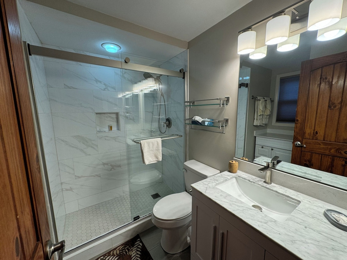 Bathroom 4, Shadow Mountain Lodge, Pitkin
