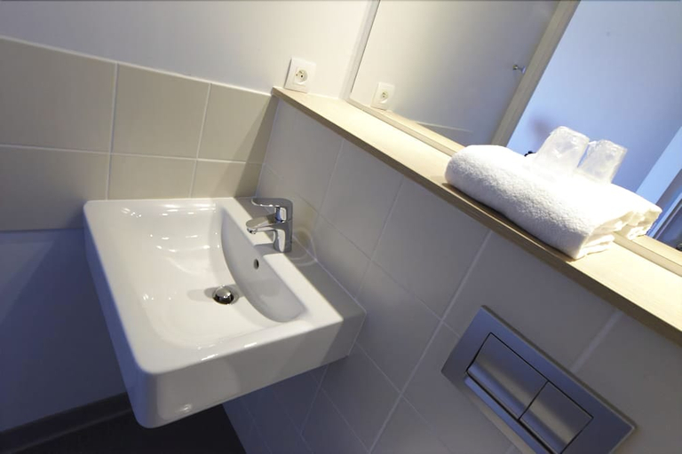 Bathroom 4, Premiere Classe Caen Nord Memorial - Sant Contest, Calvados