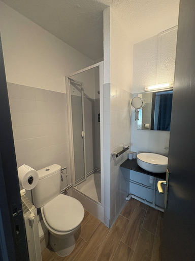 Bathroom 4, Hotel Le Gambetta, Dordogne