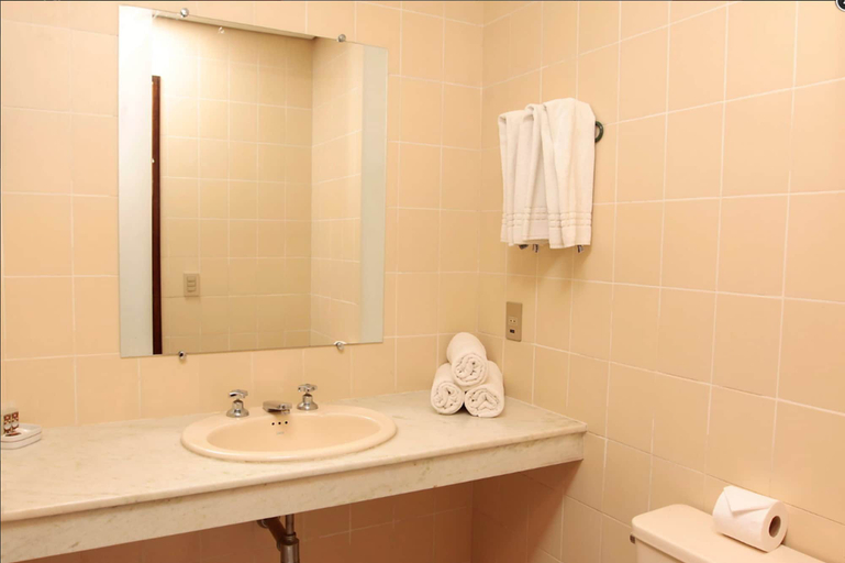 Bathroom, Sumatra Hotel e Centro de Convenções, Londrina