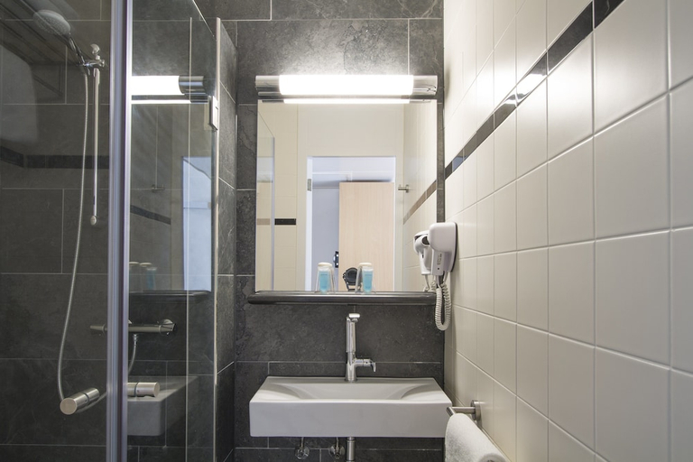 Bathroom 5, Bastion Hotel Leiden Oegstgeest, Oegstgeest