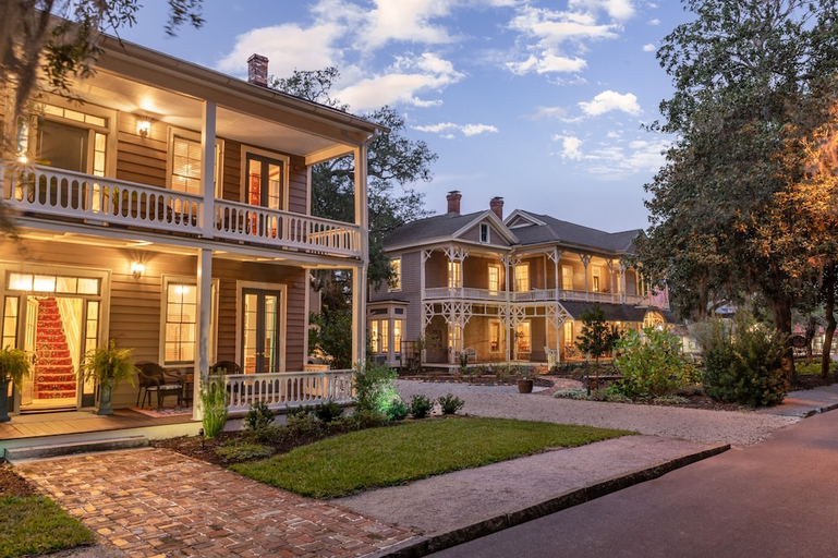 Exterior & Views