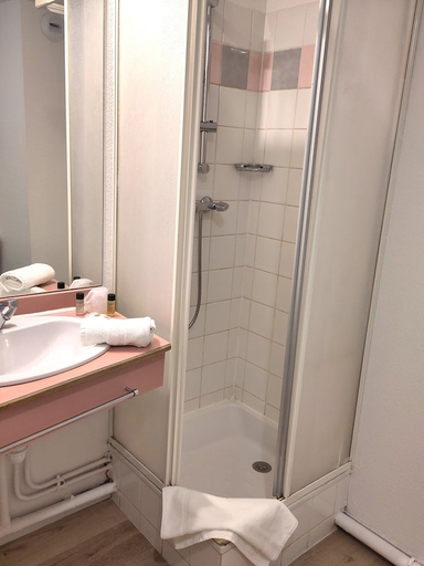 Bathroom 4, Sejours & affaires Marie Curie, Isère