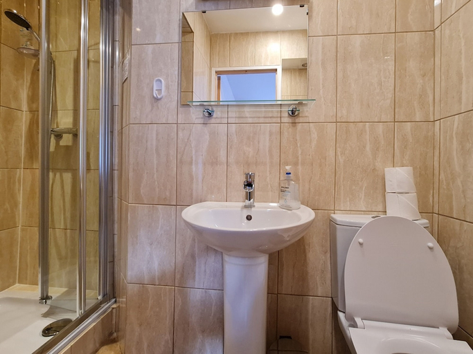 Bathroom 4, Pymgate Lodge Airport, Stockport
