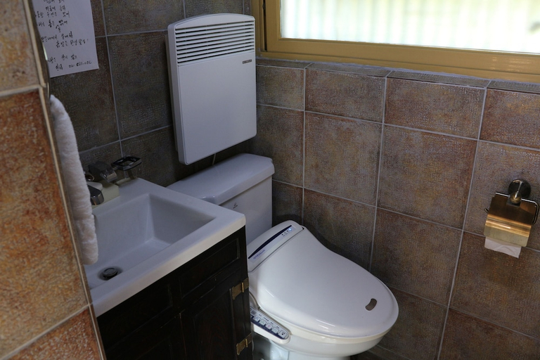 Bathroom, Gyeamgotaek, Seosan