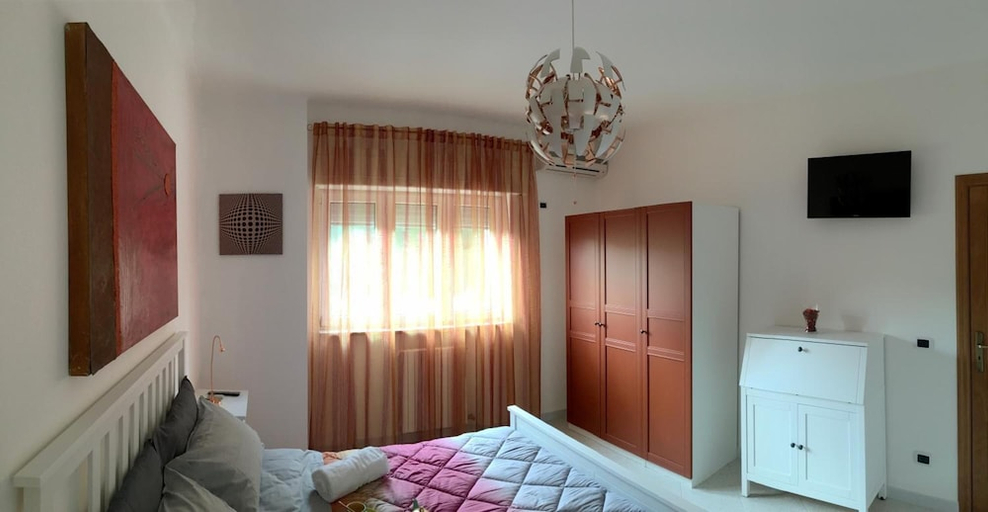 Bedroom 2, Hibiscus, Taranto