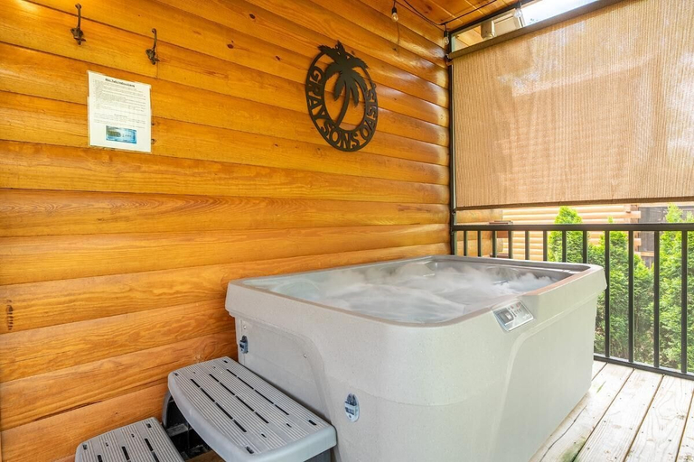 Outdoor spa tub, Mimi and Pop's Place, Sevier