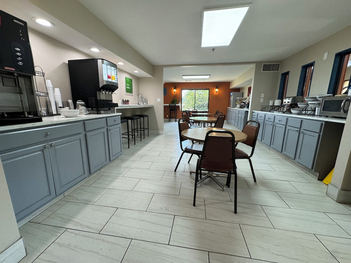 Food & Drinks 5, Western Inn and Suites, Garfield
