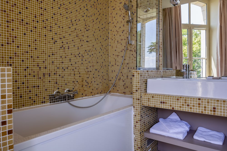 Bathroom 3, Hotel et SPA du Chateau, Charente-Maritime