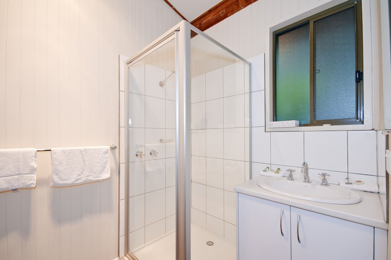 Bathroom 3, Chris'S Beacon Point Restaurant And Villas, Colac-Otway - South