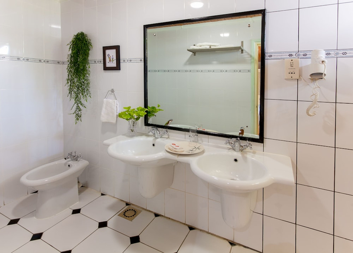 Bathroom 4, Palm Beach Hotel