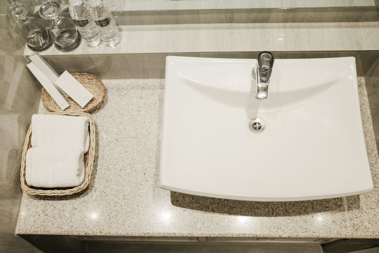 Bathroom, Kingsley's Hotel and Gastro Pub, Mabalacat