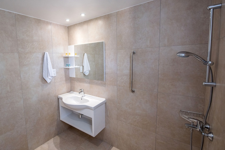 Bathroom 5, La Casa Di Napa