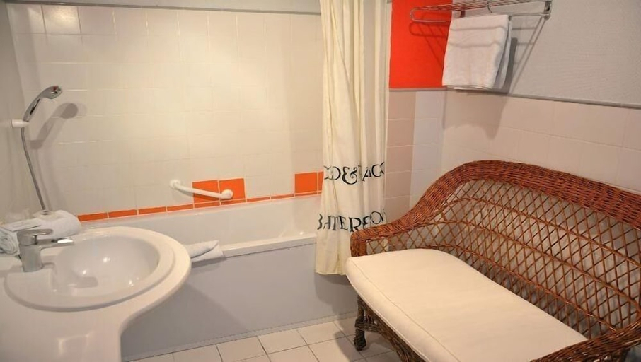 Bathroom 4, Hotel Notre Dame, Nord