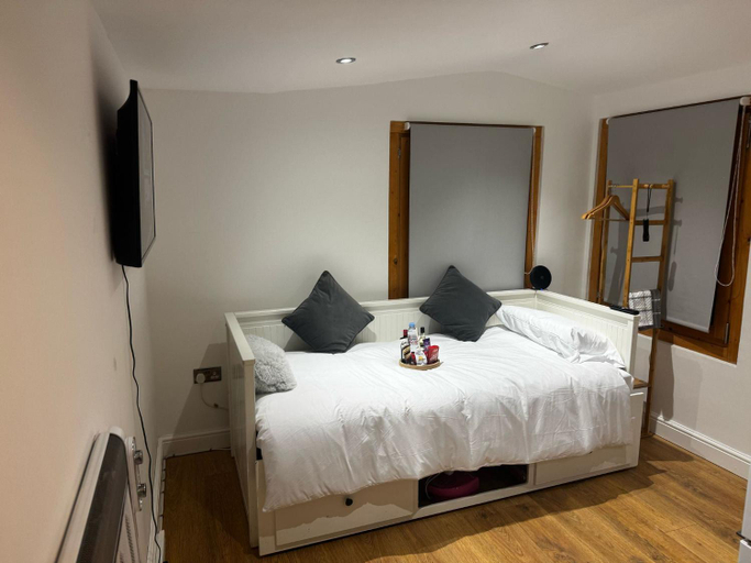 5, Tranquil Cabin Retreat in Bexleyheath, London