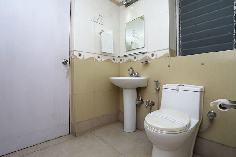 Bathroom 3, Hotel Rushabh Home, Kolkata