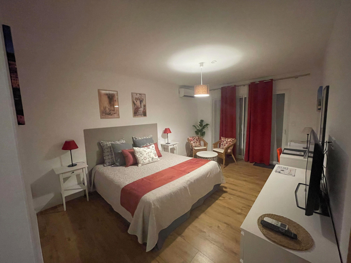 Bedroom 5, Lou Meinado, Bouches-du-Rhône