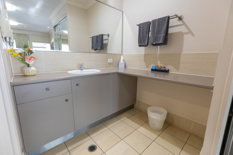 Bathroom 4, Highfields Motel Toowoomba, Crow's Nest - Pt A