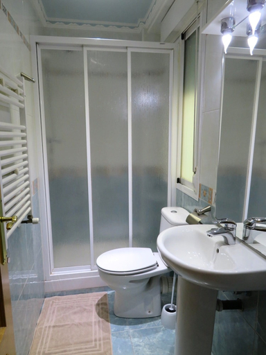 Bathroom 3, Pensión Calfred Ii, La Rioja