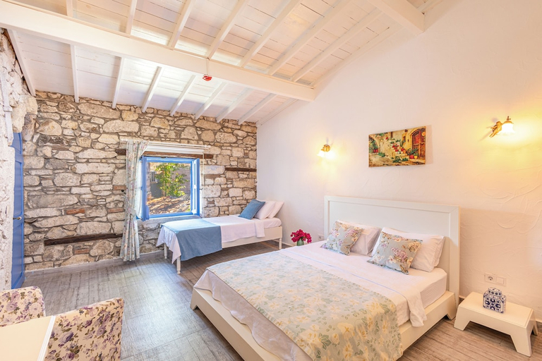 Bedroom 2, Eski Ev, Çeşme