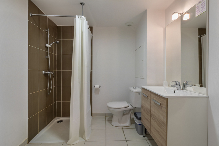 Bathroom 4, KOSY Appart'Hôtels Troyes - City & Park, Aube
