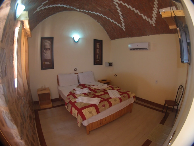 Bedroom 2, Roots, Al-Qusayr