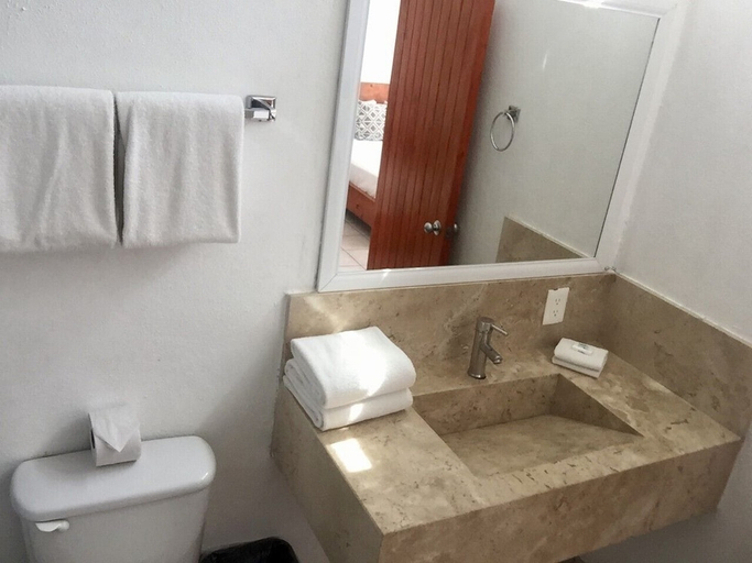 Bathroom 3, Bungalows Princess, Compostela
