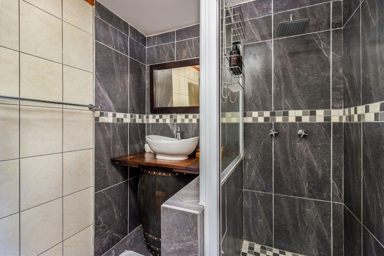 Bathroom 3, The Log Cabin, Cape Winelands