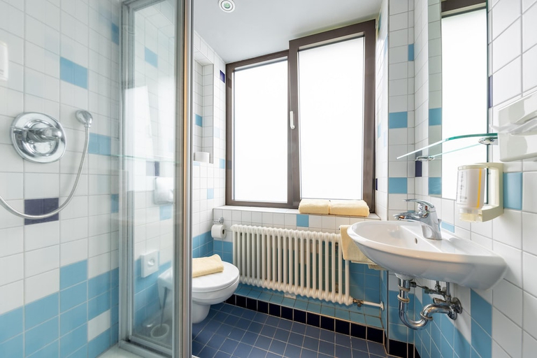 Bathroom 5, Axxe Motel Kassel Ost, Kassel