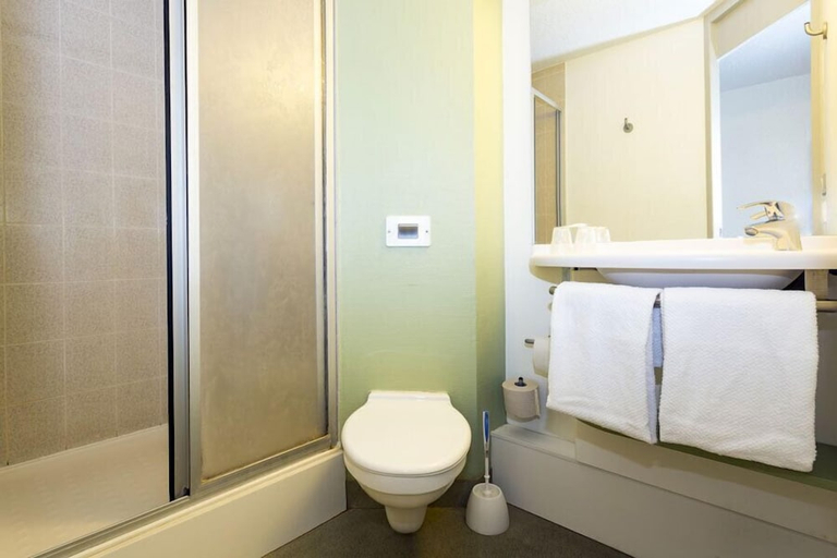 Bathroom 5, ibis budget Lisieux, Calvados