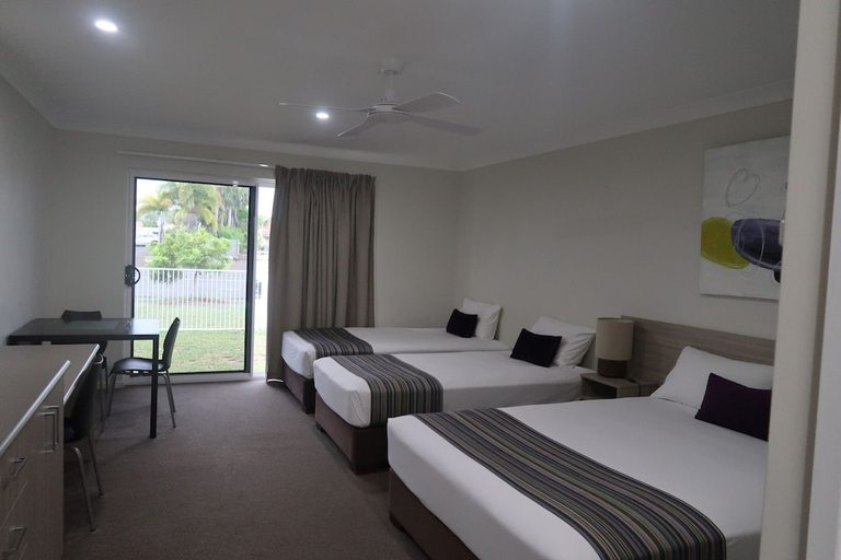 Bedroom 2, Hotel Beachside, Mackay - Pt A
