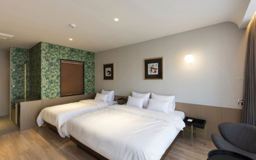 Bedroom 2, Yongwon Hound Hotel, Jinhae