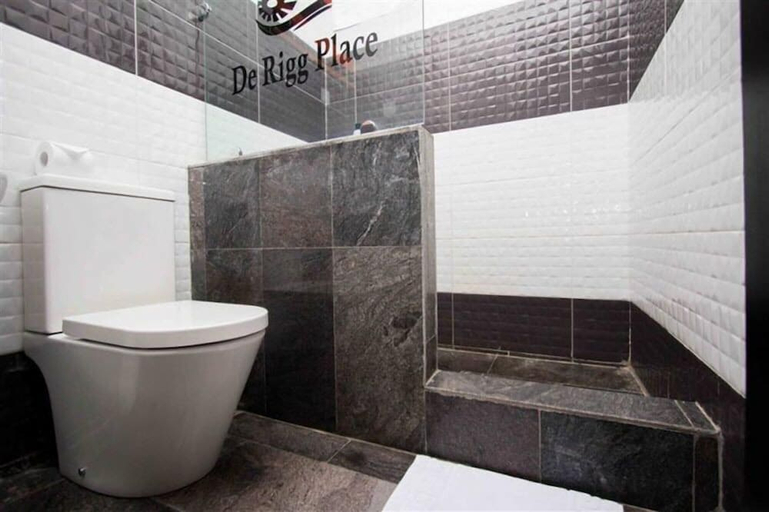 Bathroom, De Rigg Place, Mainland