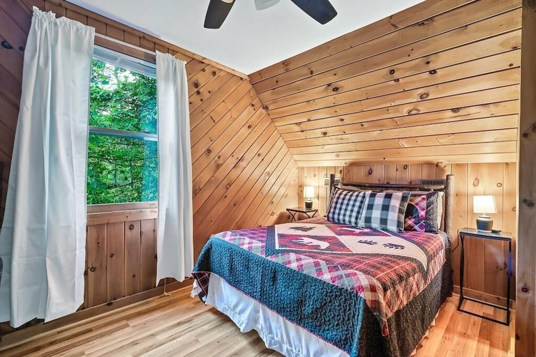 Room 4, Knotty Nice, Sevier