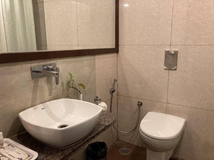 Bathroom 3, Hotel Ramanashree Richmond, Bangalore