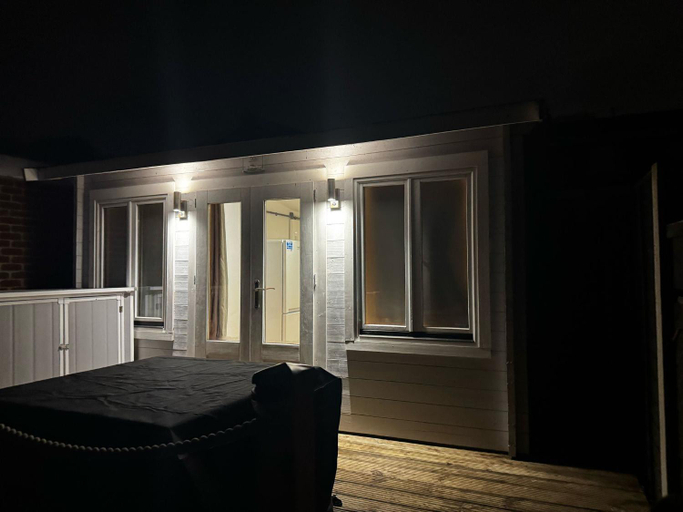 4, Tranquil Cabin Retreat in Bexleyheath, London