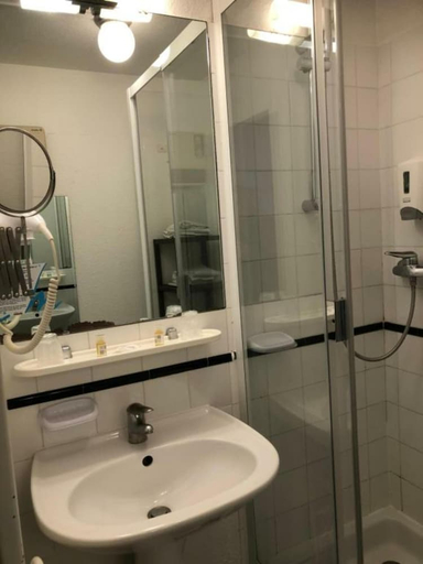 Bathroom 5, Hôtel Les Falaises, Lot