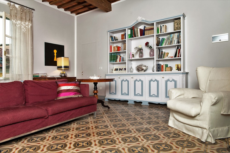 Others 5, Cavour 33, Massa Carrara