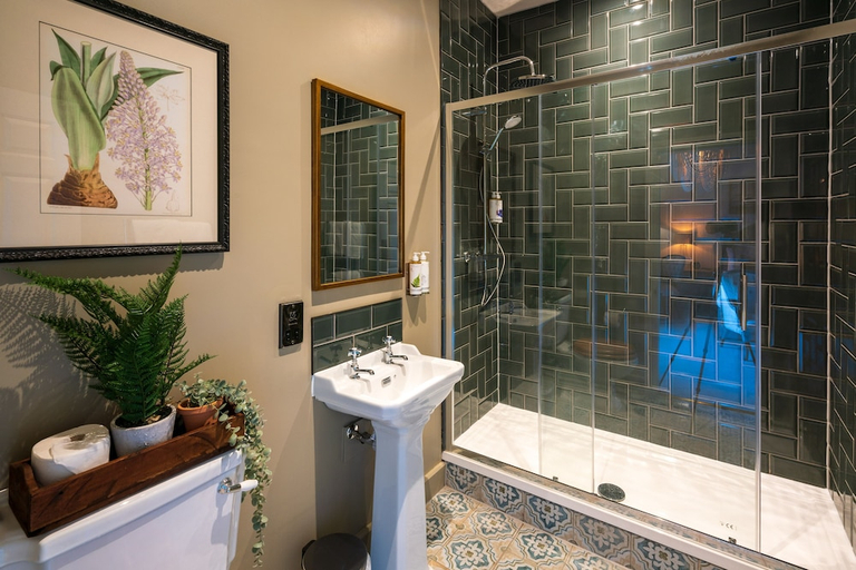 Bathroom 4, Cotswold Gateway Hotel, Oxfordshire