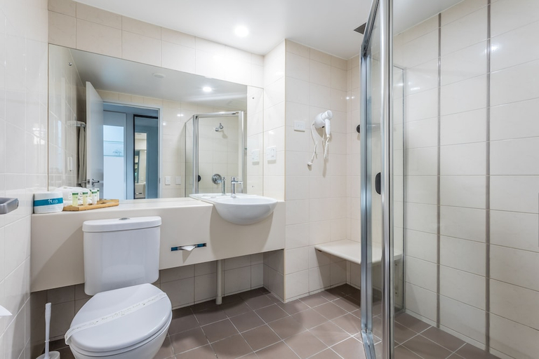 Bathroom 4, KINGSFORD SMITH MOTEL, Hamilton