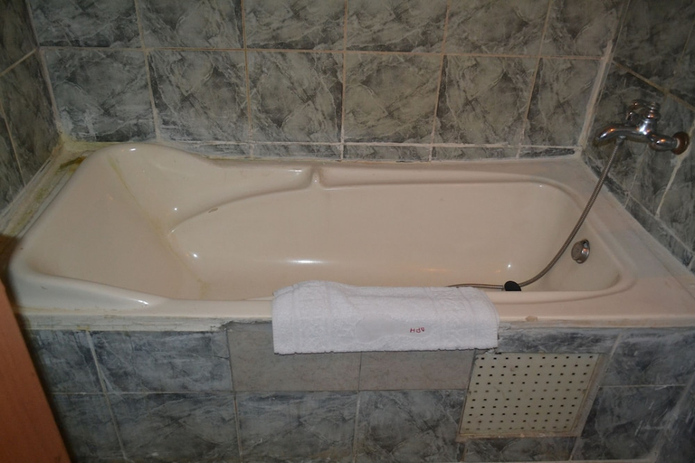 Bathroom 3, Denver Plaza Hotel, Wouri