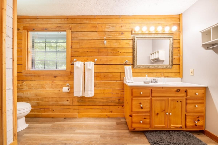 Bathroom 2, Z - Lone Wolf, Sevier