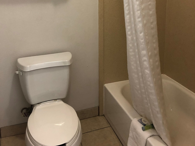 Bathroom 4, Executive Inn & Suites Joaquin, Shelby
