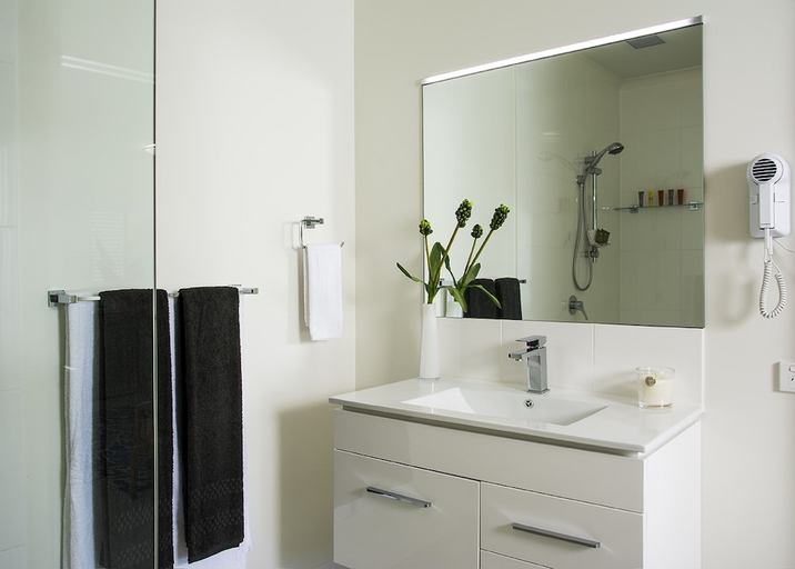 Bathroom 5, 1770 Lagoons Central Apartment Resort, Miriam Vale