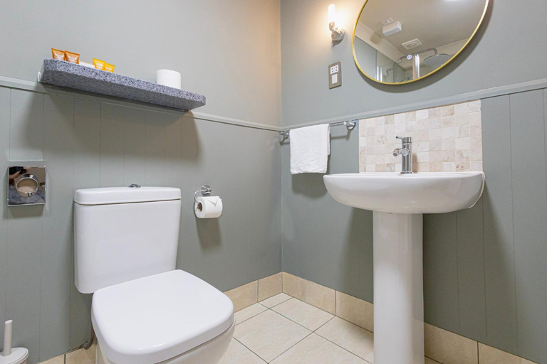 Bathroom 2, The Red Lion Hawkshaw, Bury