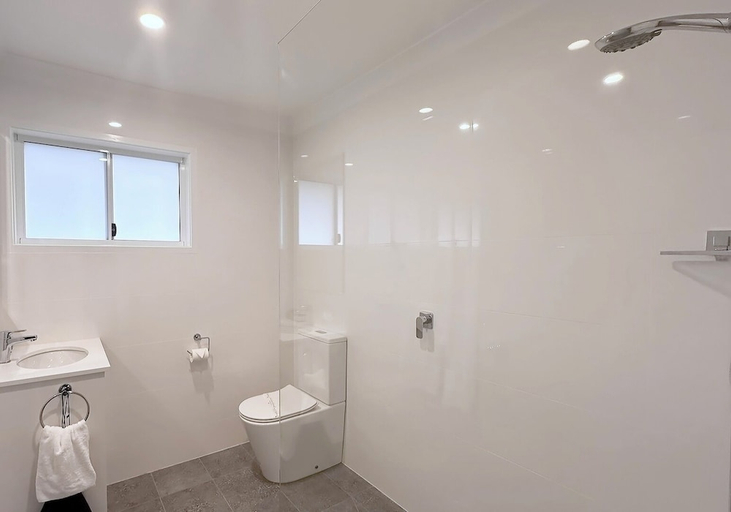 Bathroom 4, KINGSFORD SMITH MOTEL, Hamilton